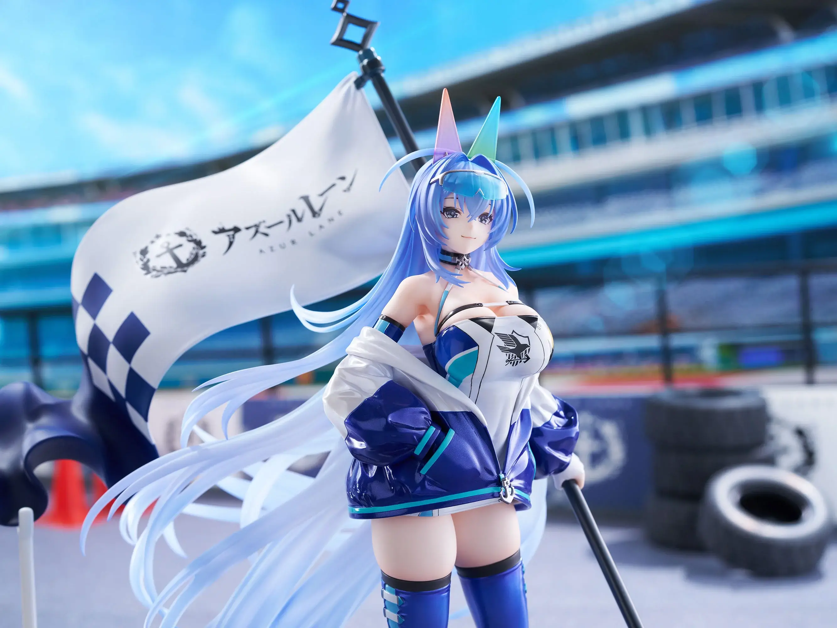 Figurine New Jersey IRF2024ver. d'Azur Lane par F:NEX (Furyu), tenue race queen bleue métallisée avec drapeau de course